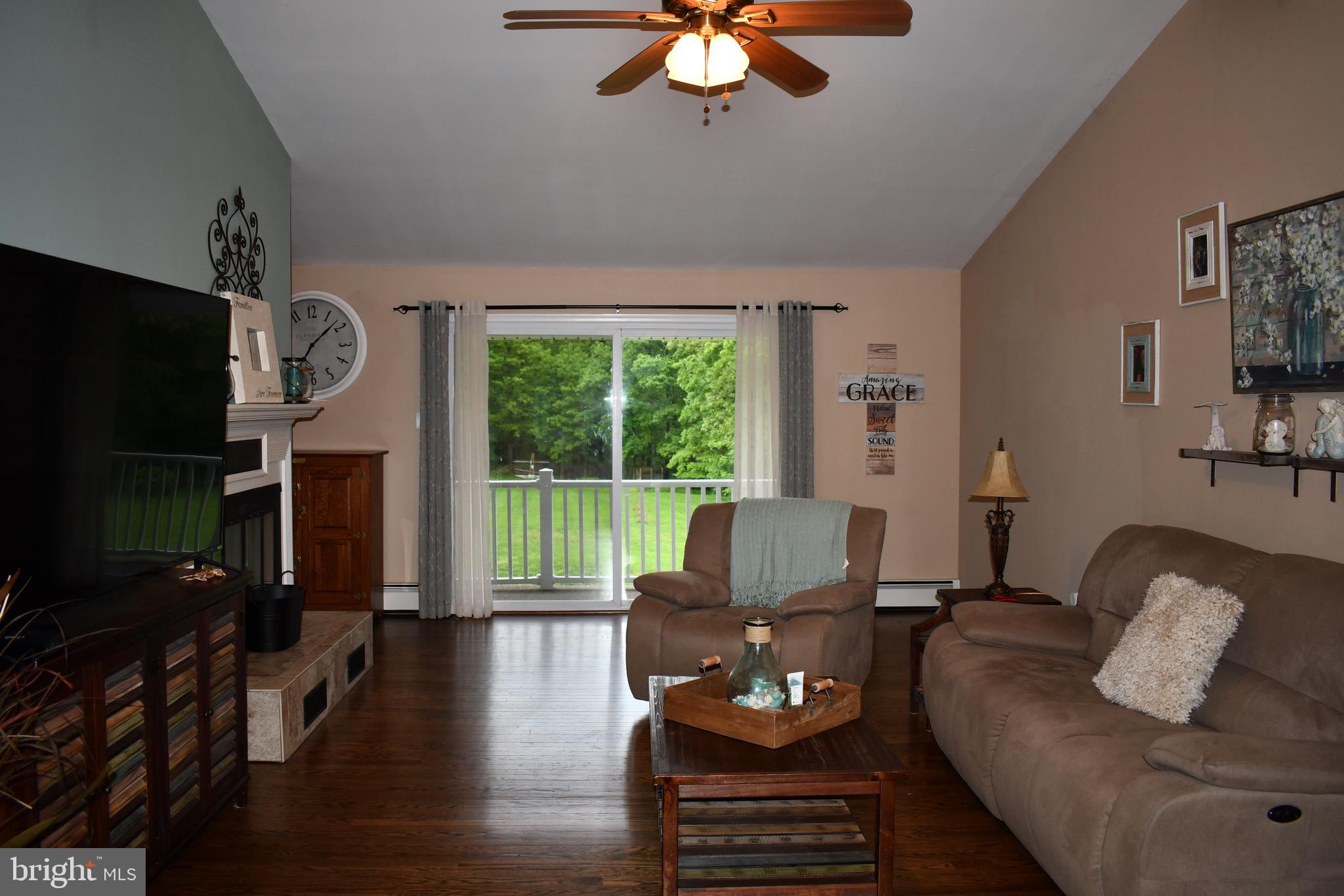 4319 Hoffmanville Road Manchester, MD 21102 - Photo 18 of 52 Livingroom