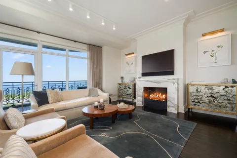 $2,999,000 | 2550 North Lakeview Avenue, Unit N1904, Chicago, IL 60614