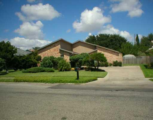 a view of street with a big yard