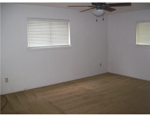 4934 High Meadow Drive Corpus Christi, TX 78413 - Photo 6 of 8 an empty room with a window