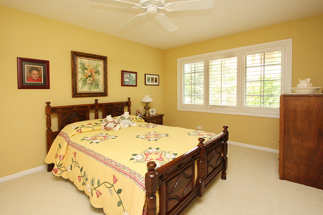 1760 Park Ridge Point, Unit 1760 Park Ridge, IL 60068 - Photo 13 of 15 a bed room with a bed and a table