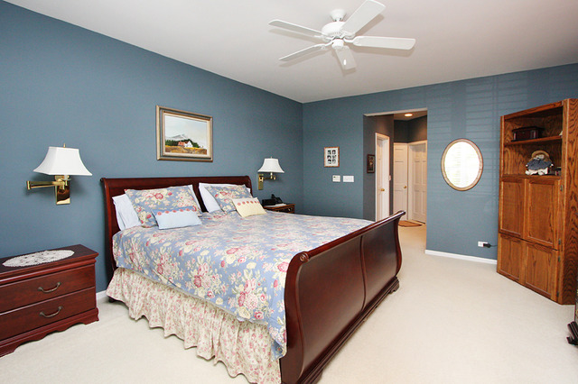1760 Park Ridge Point, Unit 1760 Park Ridge, IL 60068 - Photo 15 of 15 a bedroom with a bed and window