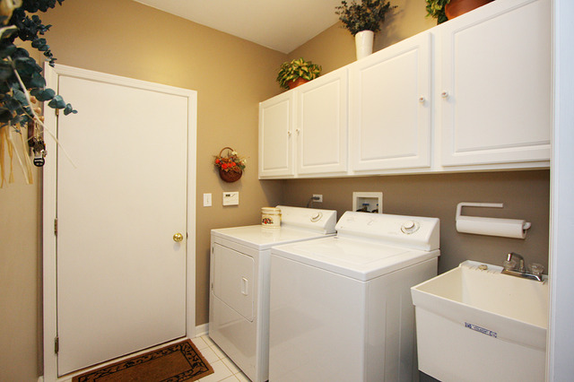 1760 Park Ridge Point, Unit 1760 Park Ridge, IL 60068 - Photo 10 of 15 a utility room with dryer and washer