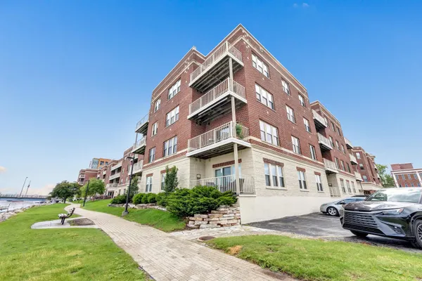 $199,900 | 118 South Washington Street, Unit 304B, Green Bay, WI 54301