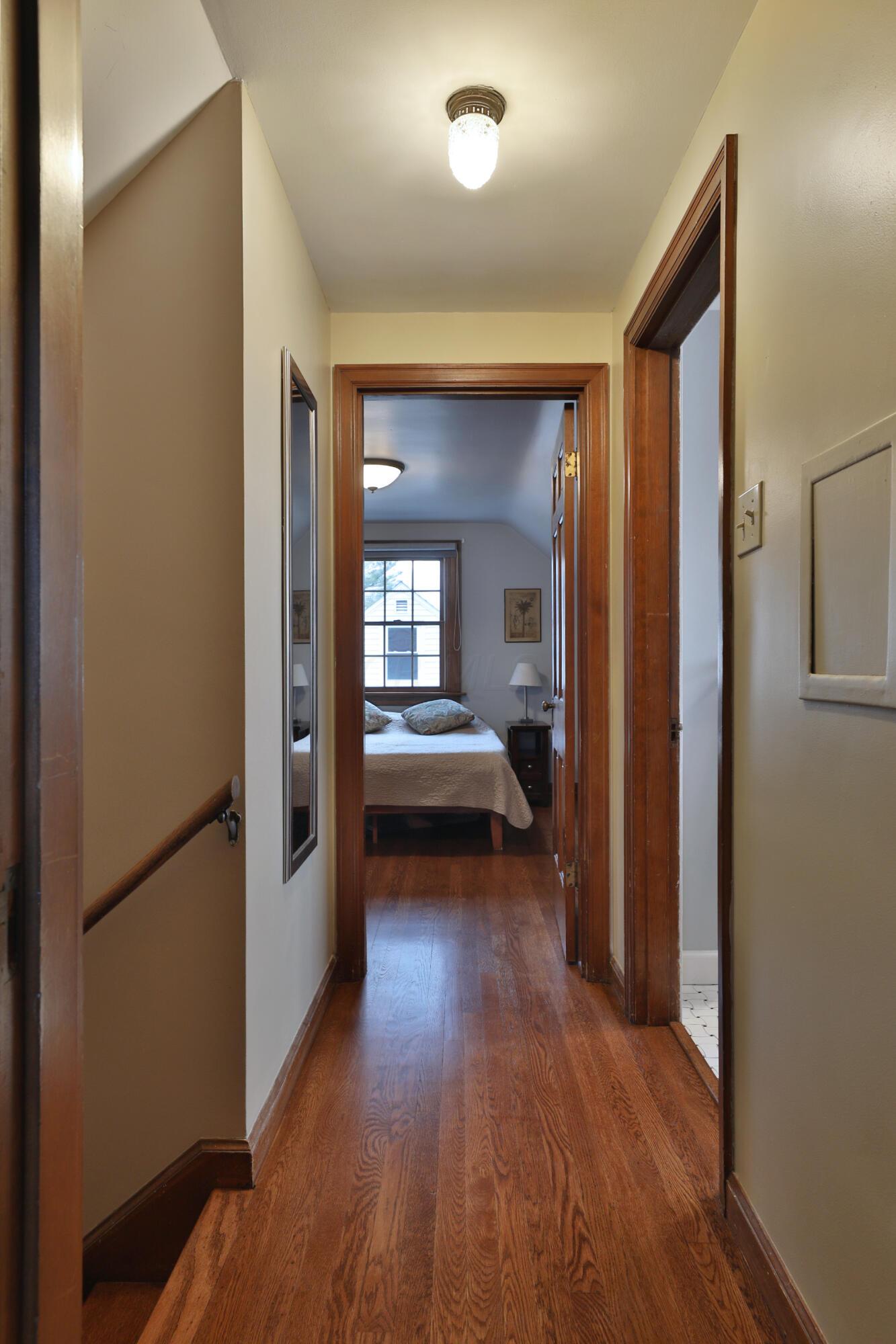 390 East Beaumont Road Columbus, OH 43214 - Photo 31 of 52 Upper level hallway