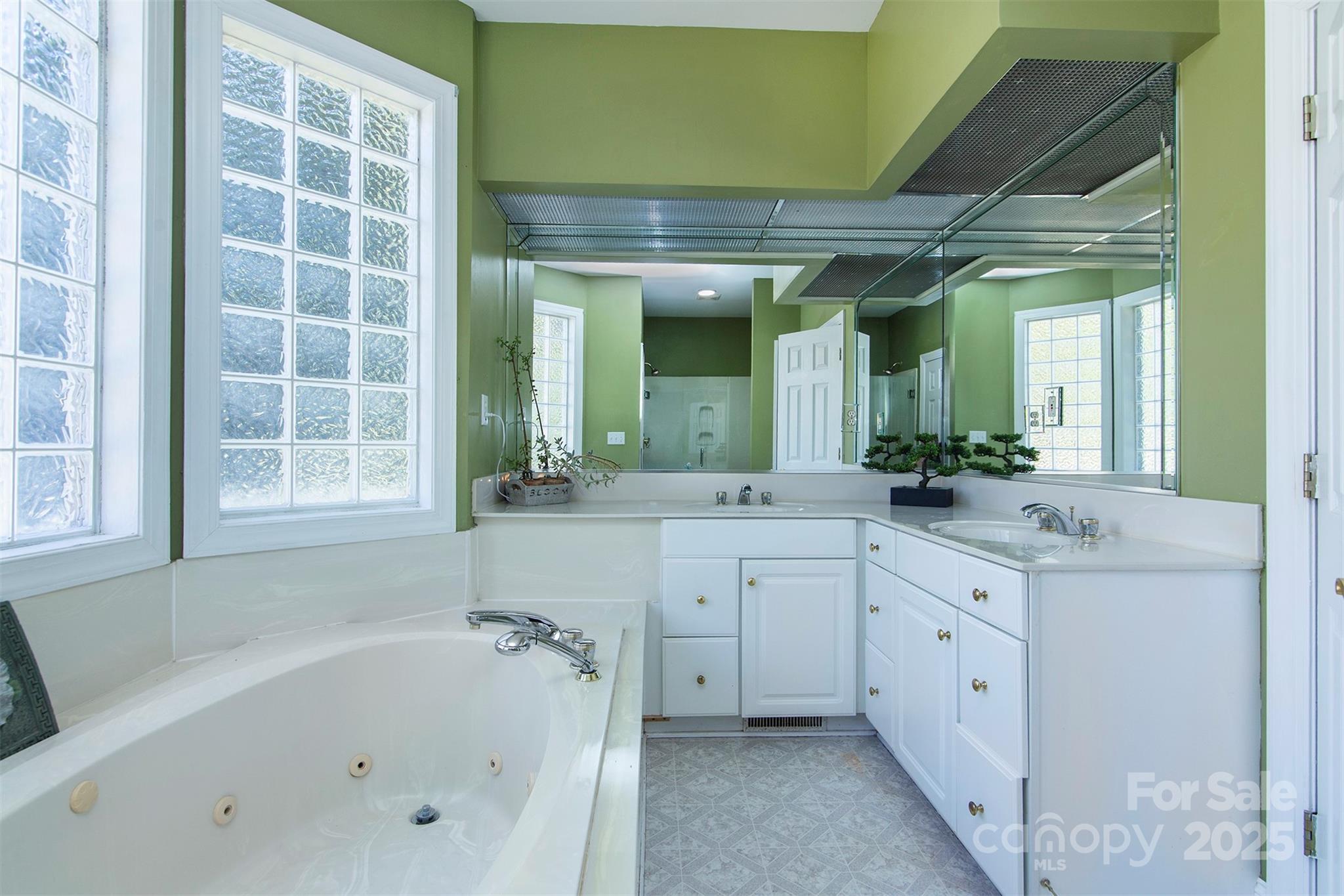 1595 High Ridge Drive Stanley, NC 28164 - Photo 20 of 32 a bathroom with a bathtub sink and mirror