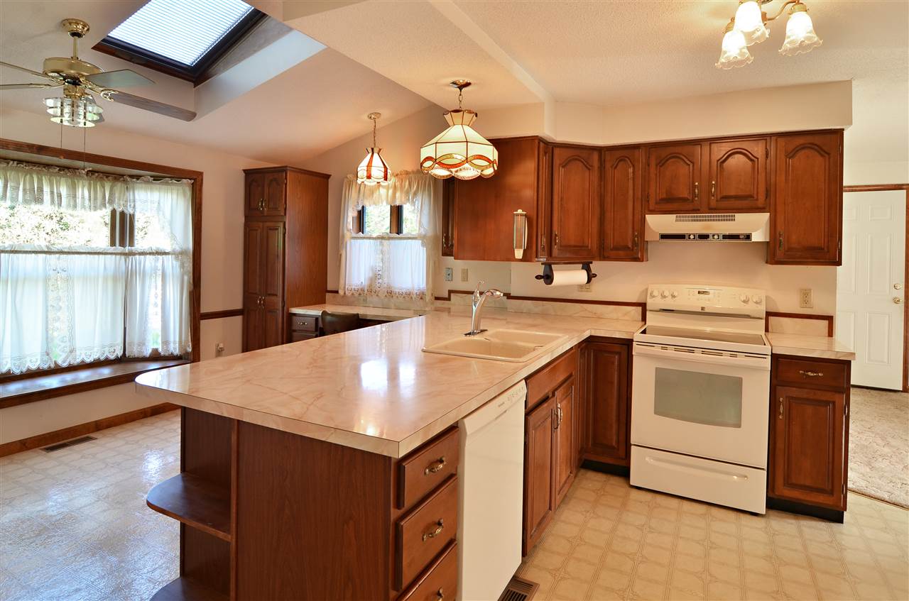 42 Jenkins Road Bedford, NH 03110 - Photo 4 of 26