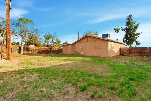 a view of a backyard