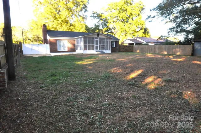a view of house with a yard