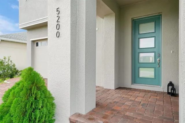a view of an entrance of the house