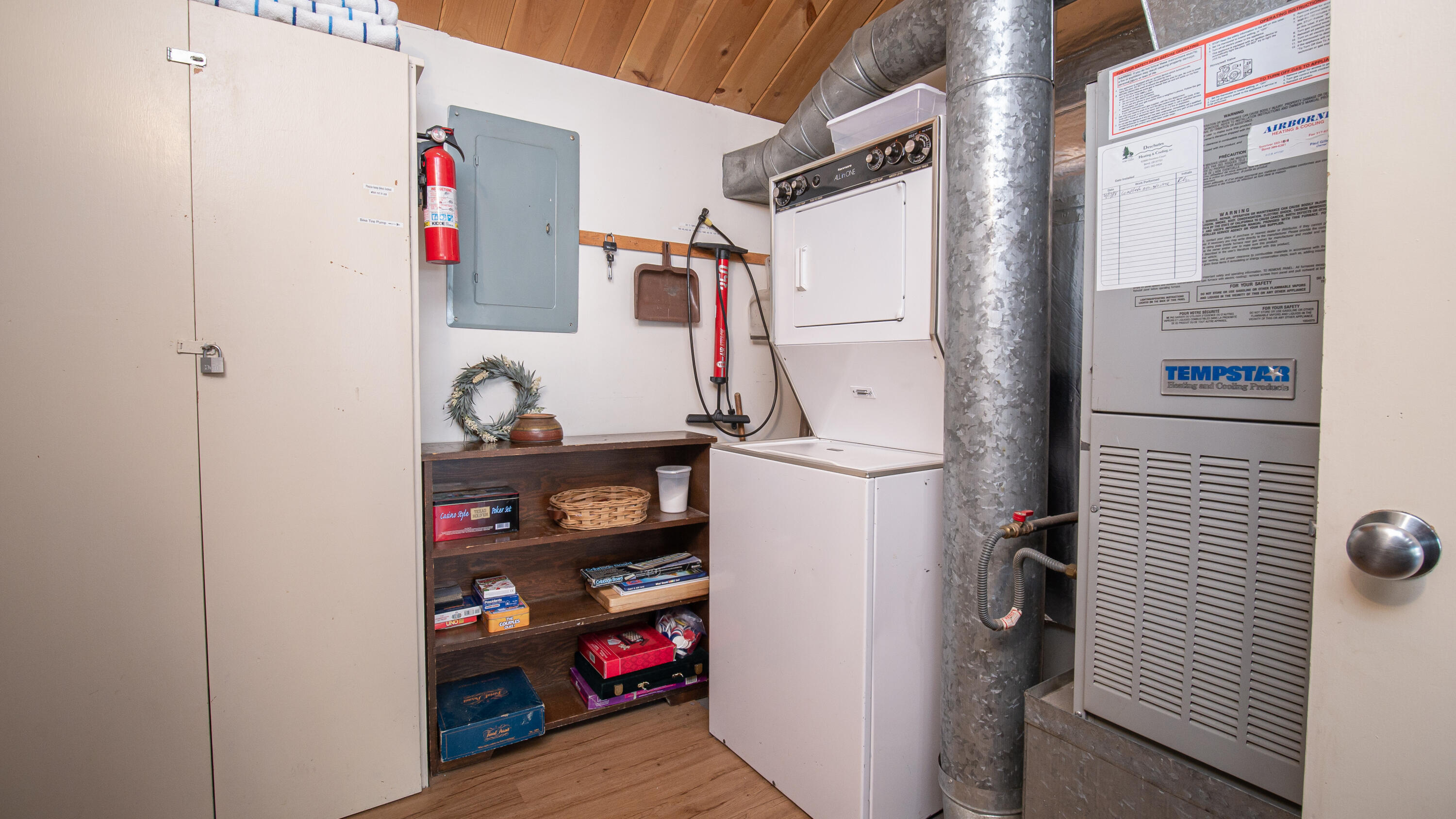 57488-27 Ranch Cabin Road, Unit 27 Sunriver, OR 97707 - Photo 9 of 29 Utility Room