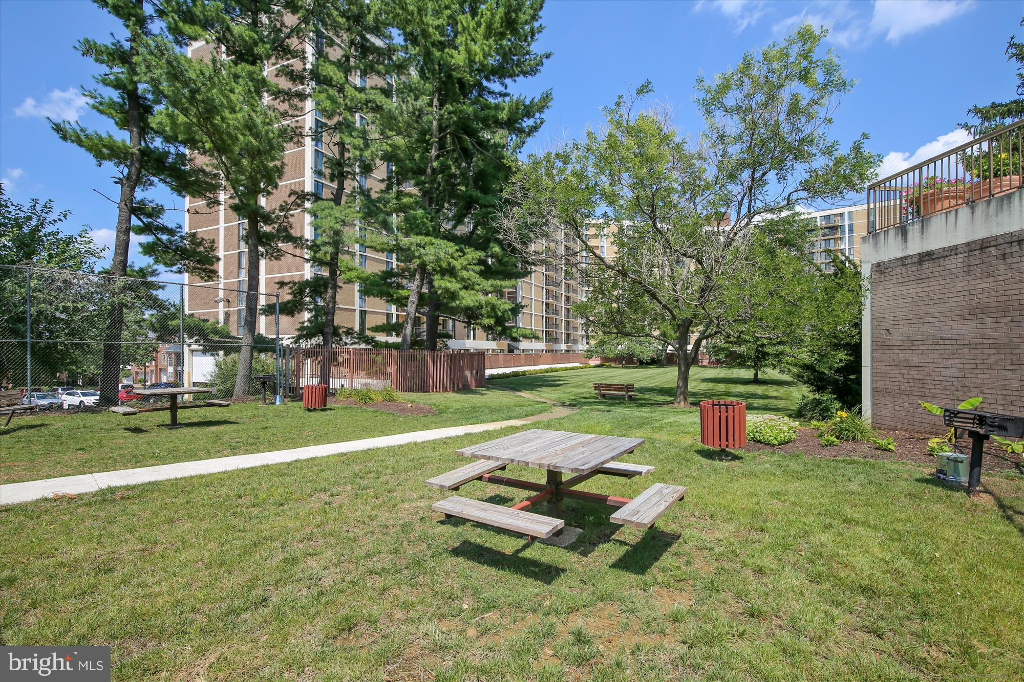 6800 Fleetwood Road, Unit 1004 McLean, VA 22101 - Photo 33 of 40 Lush green space with picnic area.
