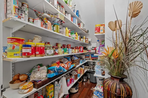 a view of a house with backyard and garden