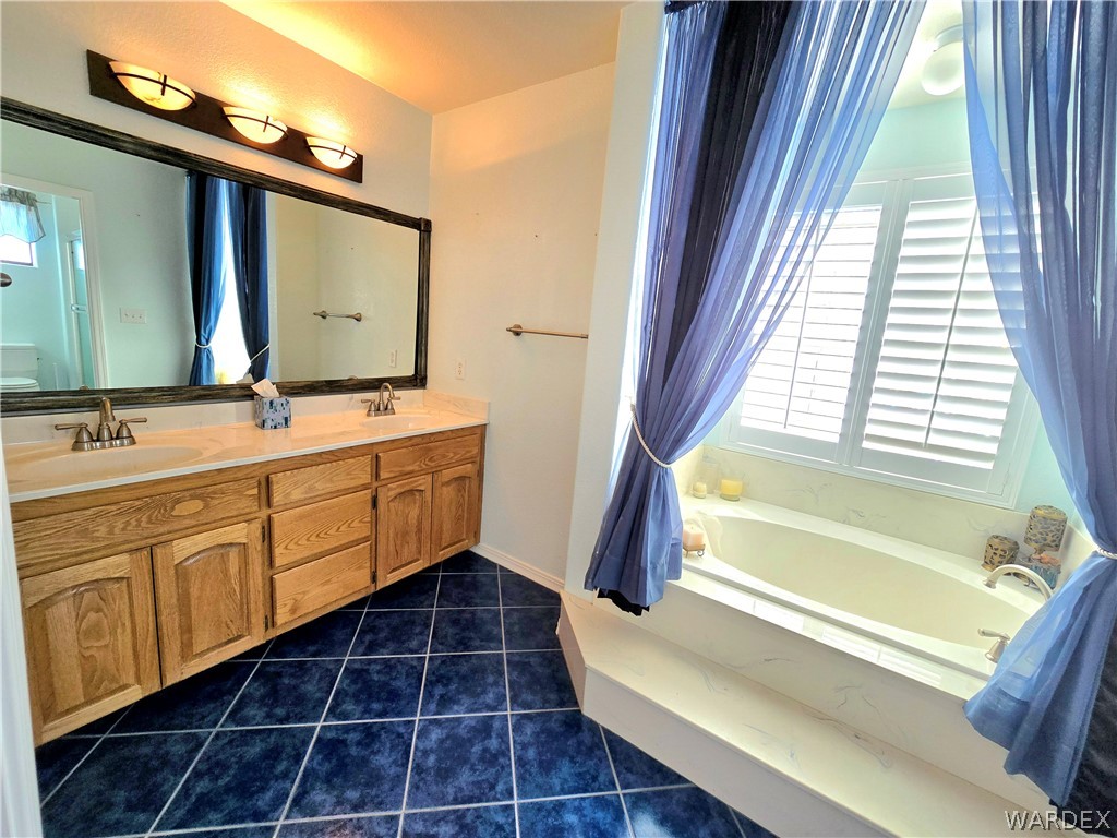 3765 Packsaddle Road Kingman, AZ 86401 - Photo 25 of 58 Master Bathroom