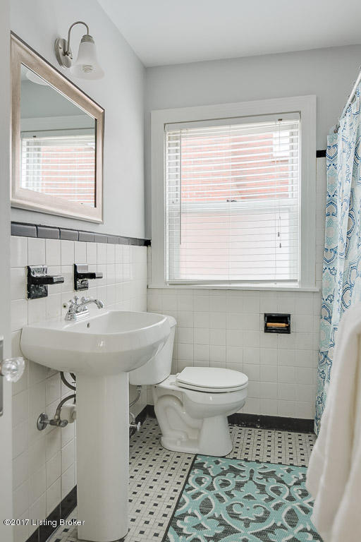 212 Ridgeway Avenue Louisville, KY 40207 - Photo 22 of 35 Classic main level full bath