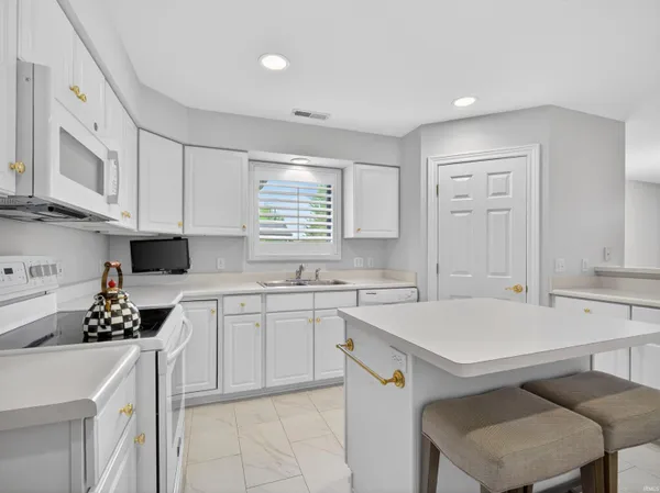 $324,900 | 2832 Cunningham Drive, Fort Wayne, IN 46804