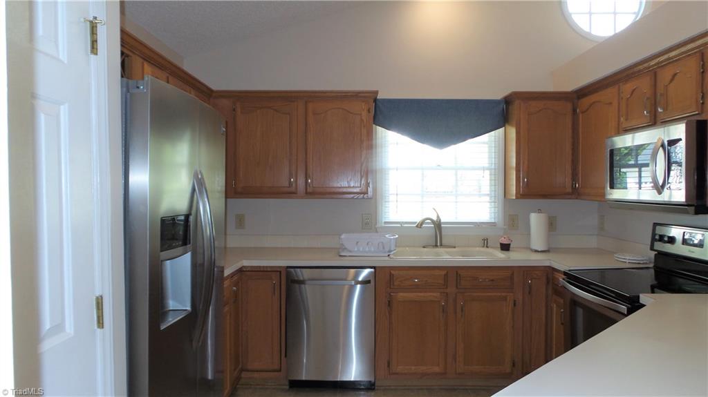 3312 Timberwolf Avenue High Point, NC 27265 - Photo 9 of 29 Stainless appliances are newer and Refrigerator also conveys.