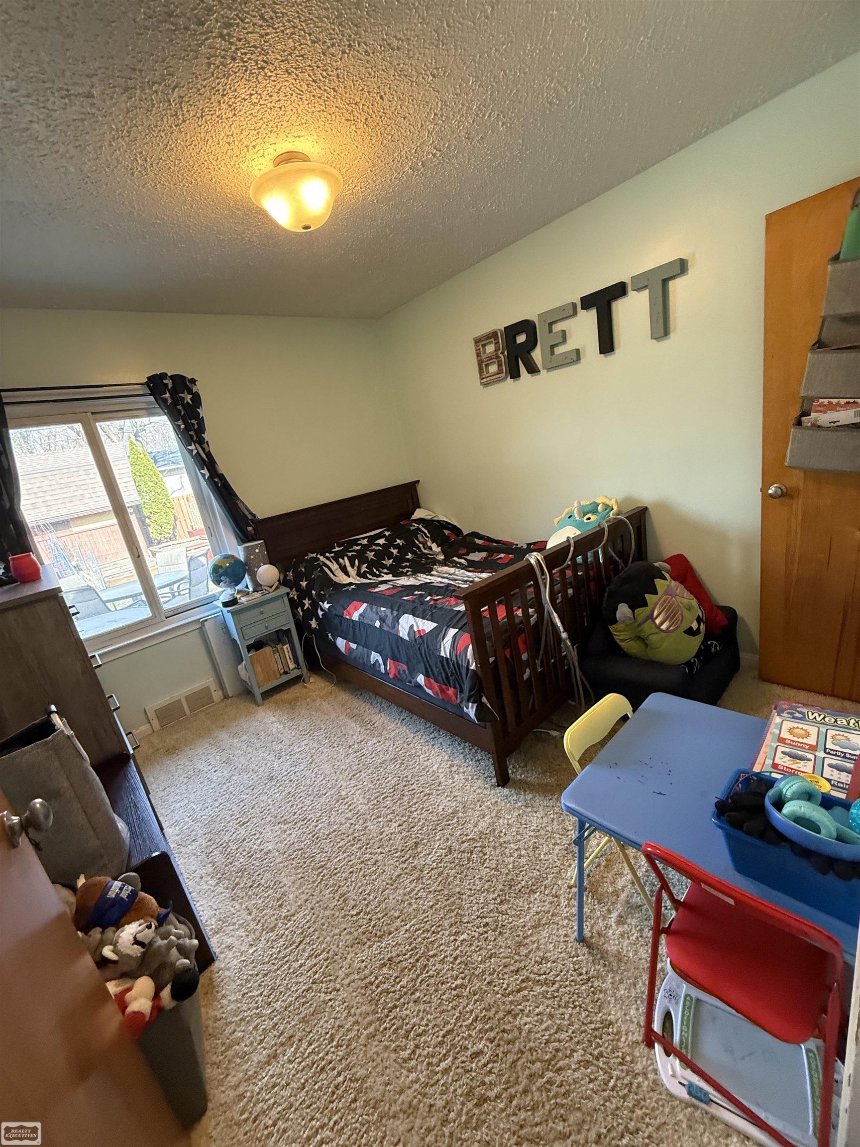 27685 Riviera Street Harrison Township, MI 48045 - Photo 12 of 25 50203419-223c8df7-75d7-4592-850a-683c428f9c4d.JPG