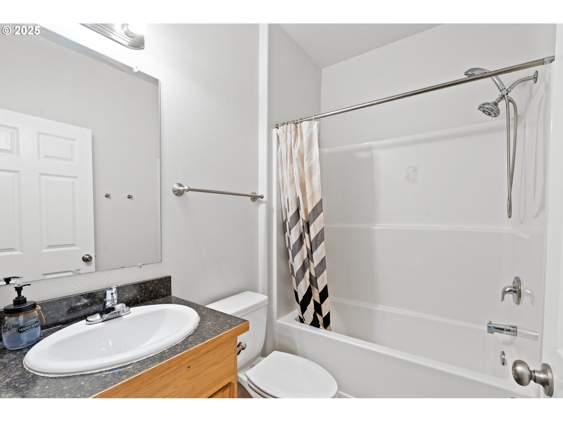 38430 Row River Road Dorena, OR 97434 - Photo 17 of 31 Bathroom