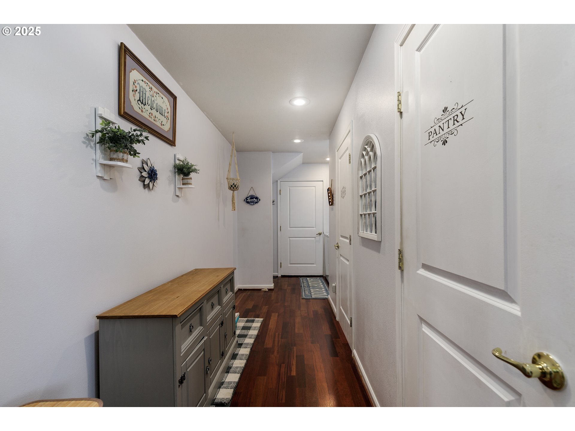 9907 Southeast Amherst Street Clackamas, OR 97015 - Photo 15 of 40 Hallway