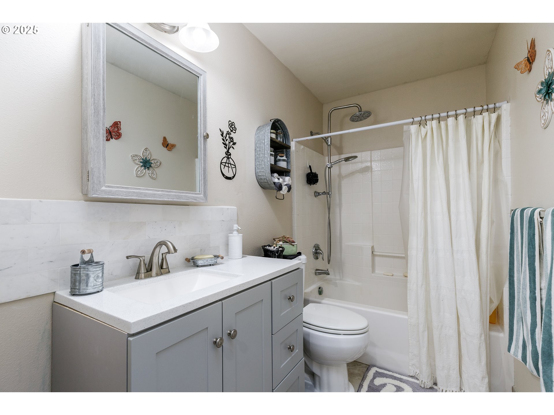 9907 Southeast Amherst Street Clackamas, OR 97015 - Photo 34 of 40 Bathroom