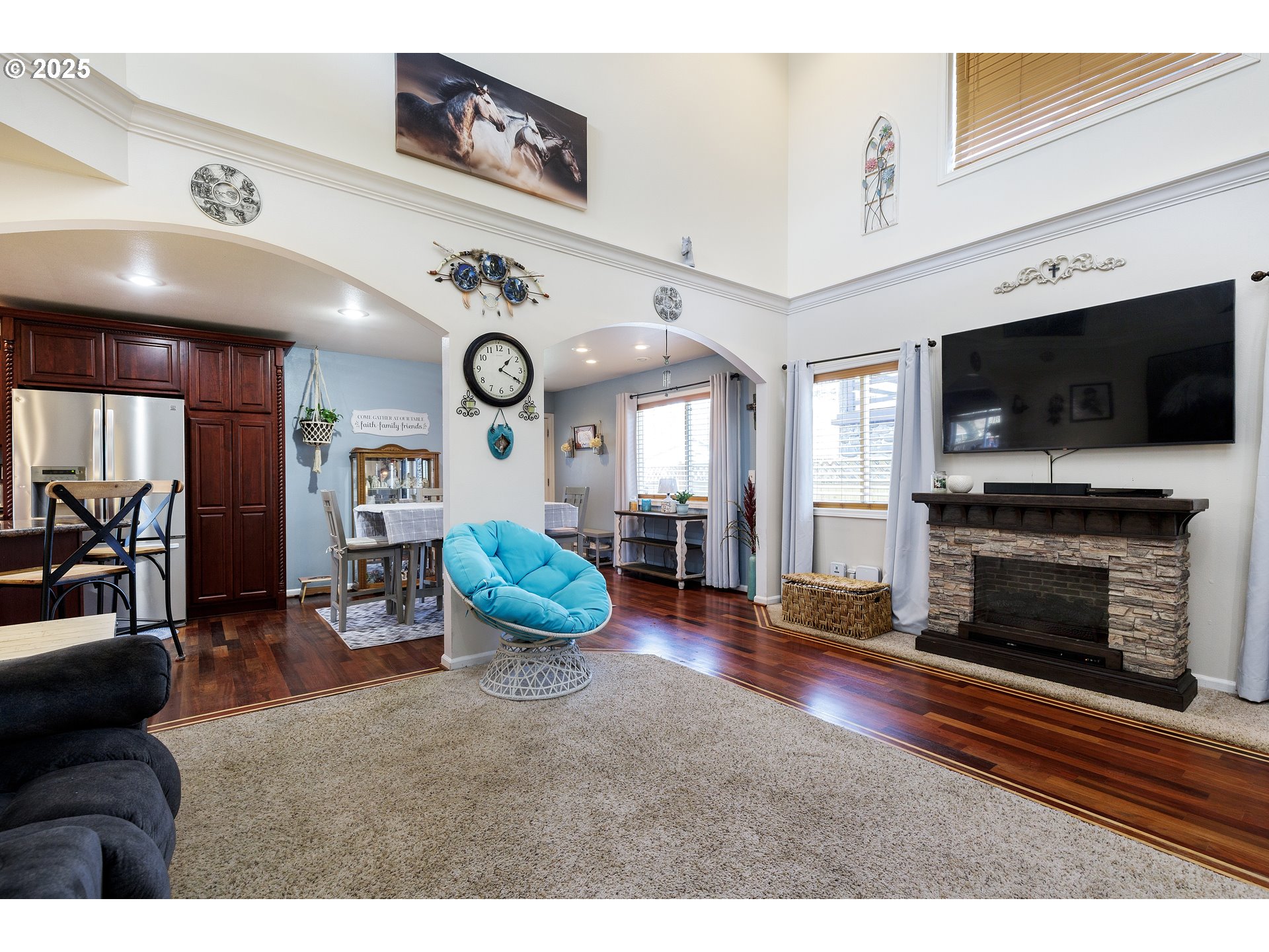 9907 Southeast Amherst Street Clackamas, OR 97015 - Photo 8 of 40 Living Room