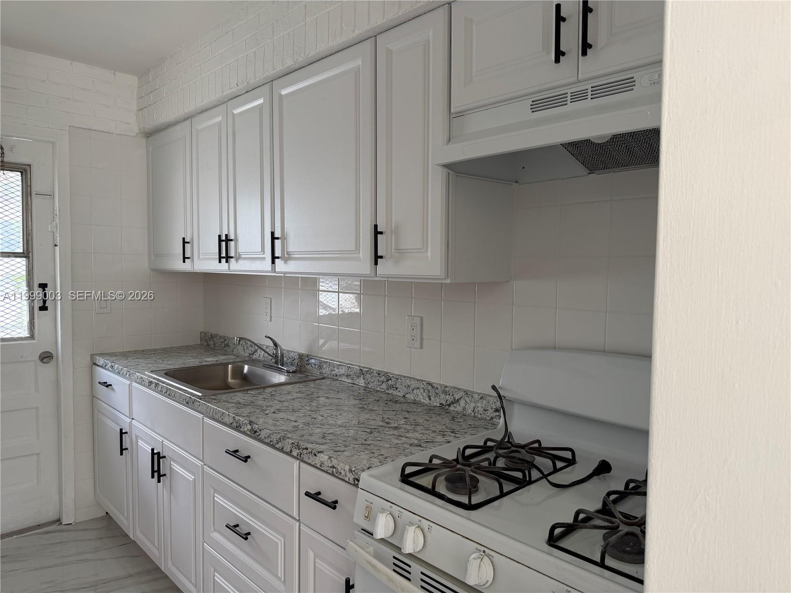 9283 Southwest 39th Street Miami, FL 33165 - Photo 4 of 6