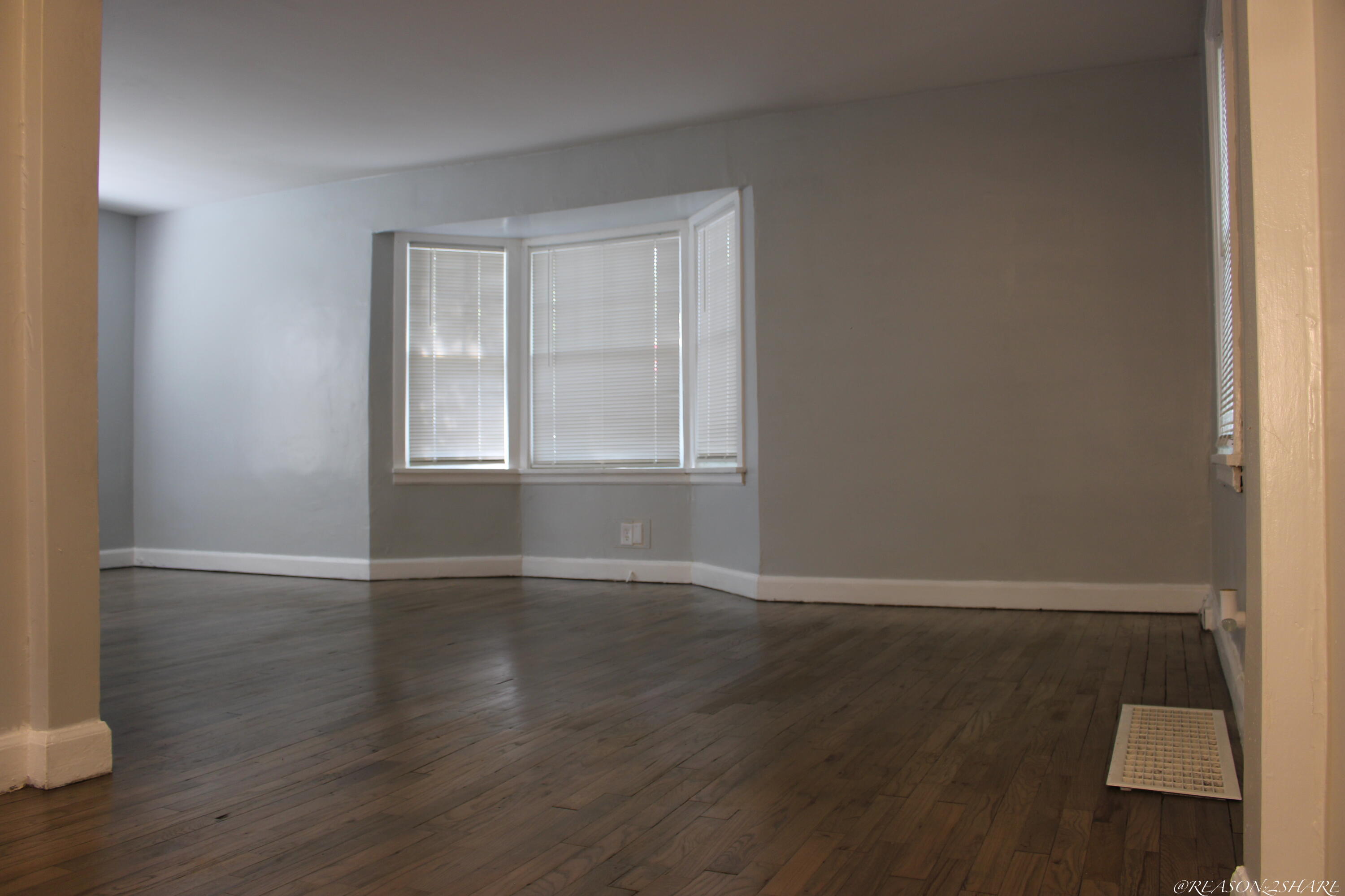 233 Hampton Road Benton Harbor, MI 49022 - Photo 4 of 14 IMG_8912