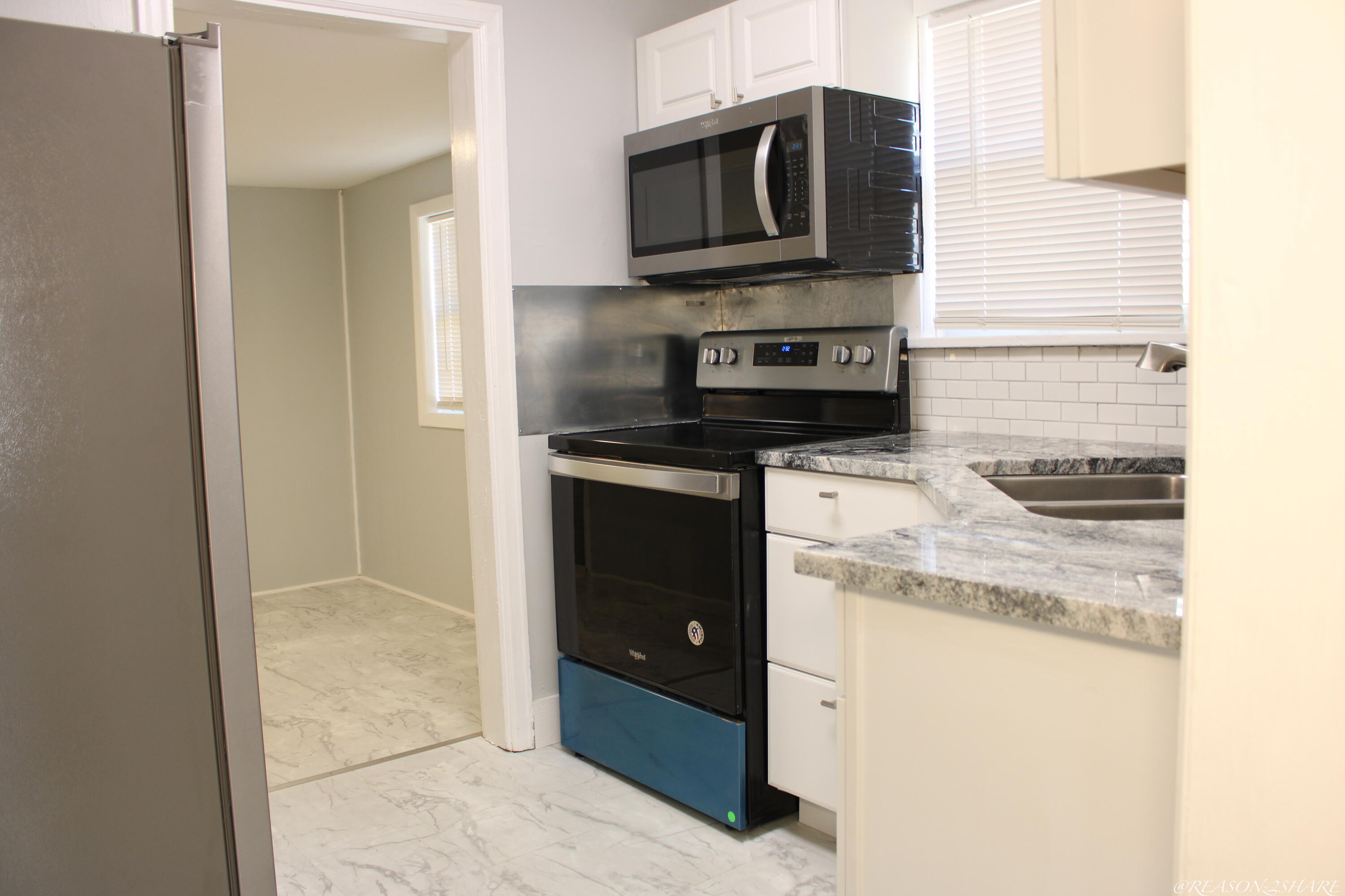 233 Hampton Road Benton Harbor, MI 49022 - Photo 5 of 14 IMG_8877