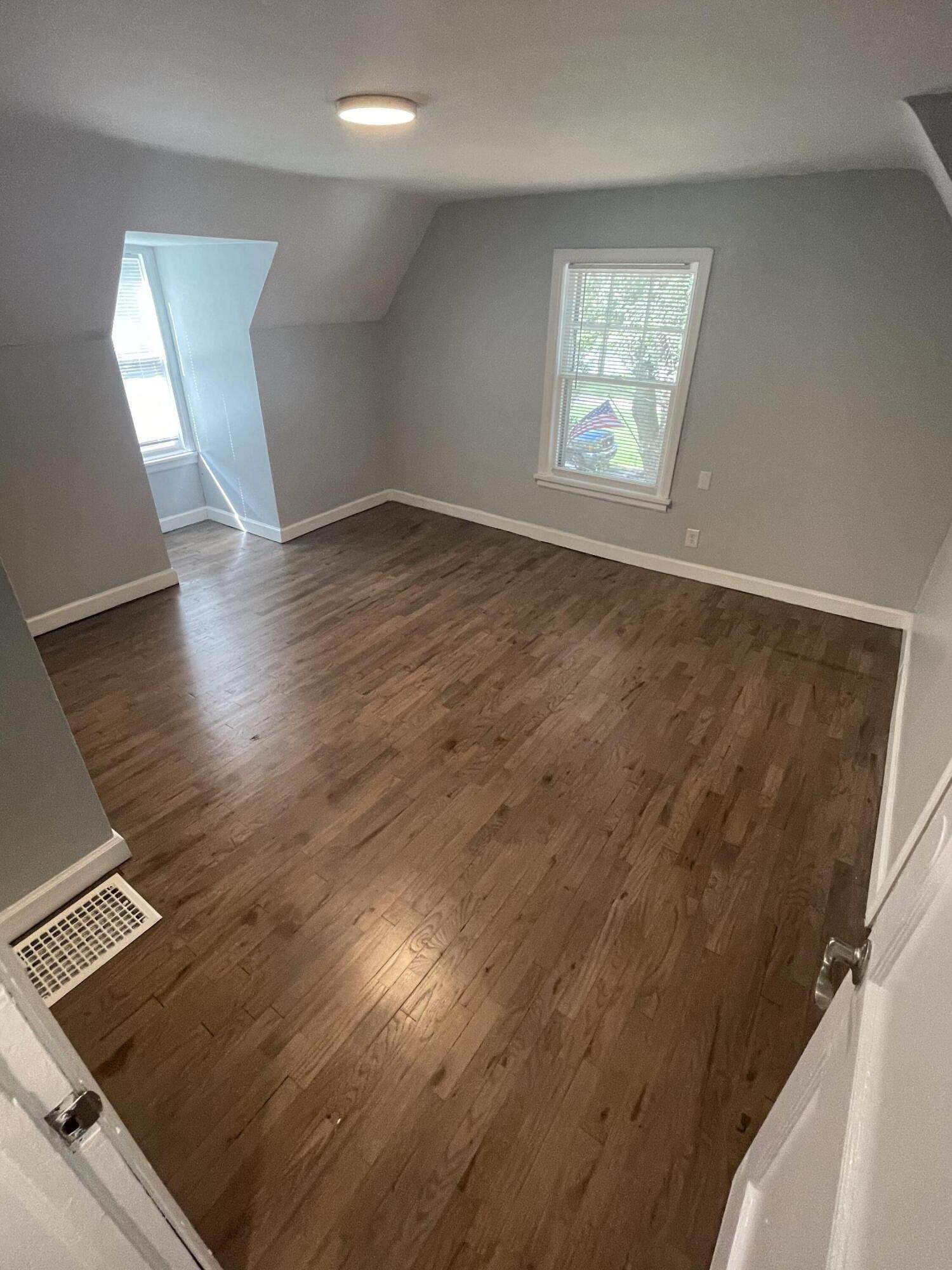233 Hampton Road Benton Harbor, MI 49022 - Photo 8 of 14 55723990-ADDA-4279-8F7A-37CE69EFF3B6