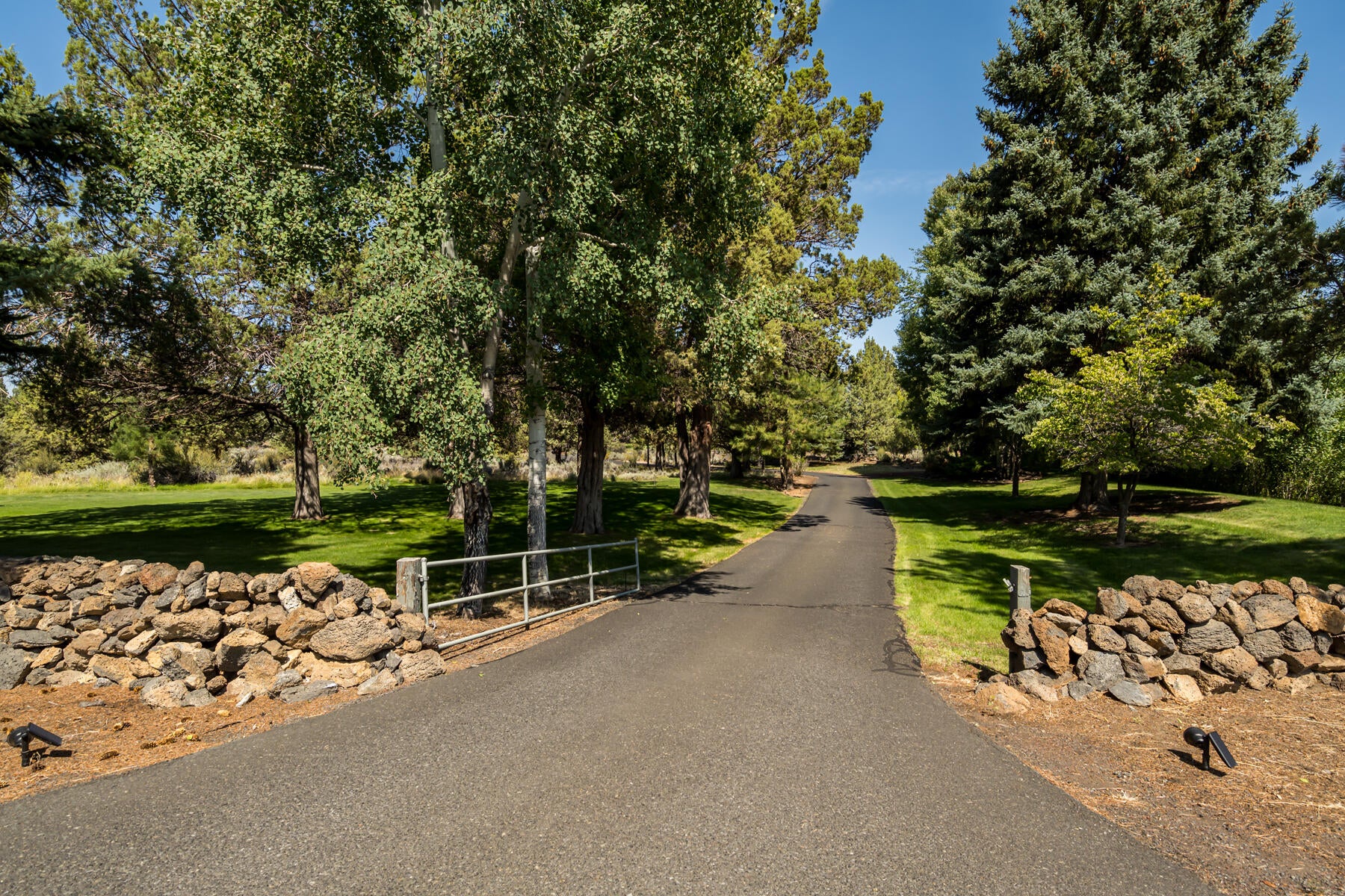 21936 Bear Creek Road Bend, OR 97701 - Photo 12 of 75 JH5_1086