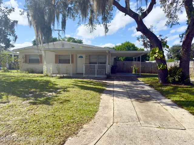 a view of a house with a yard