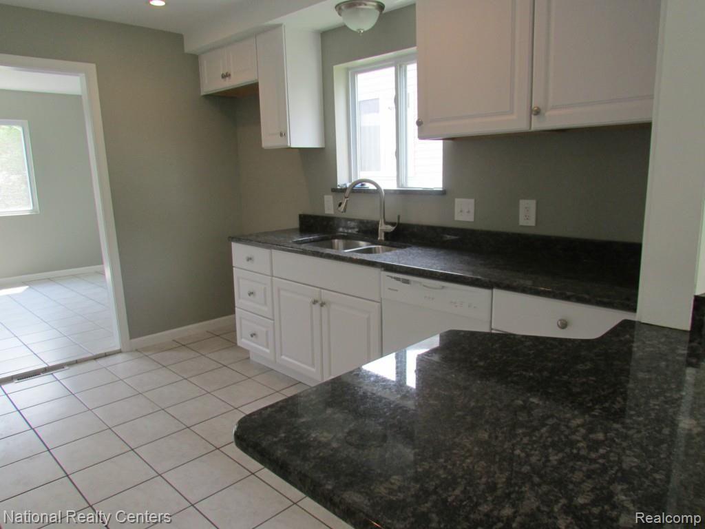 3945 Elmhurst Road Waterford, MI 48328 - Photo 4 of 23 IMG_0734.jpg