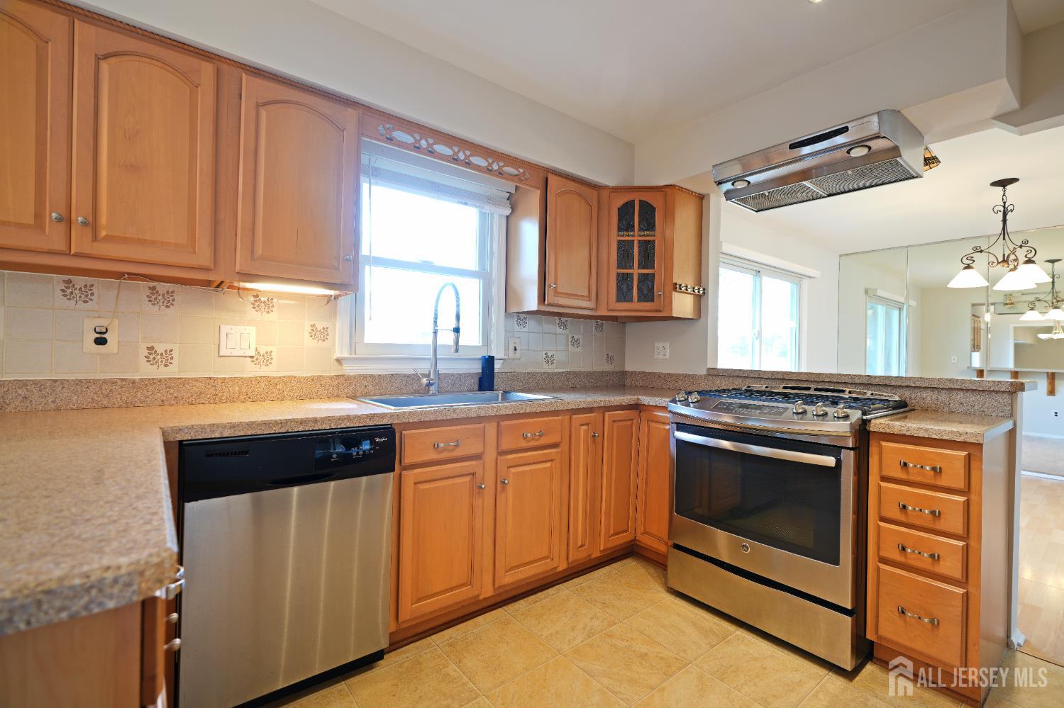 19 Wetherhill Way Dayton, NJ 08810 - Photo 10 of 45