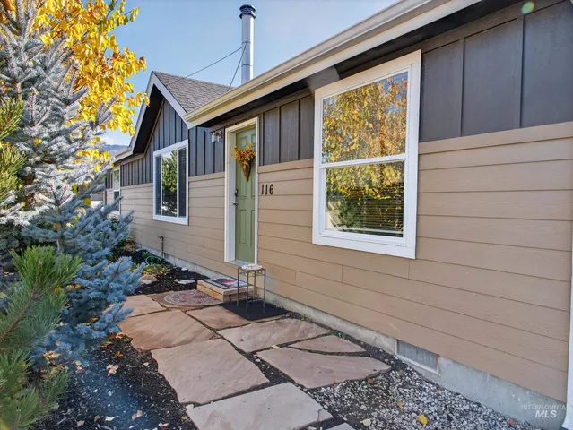 $369,000 | 116 South Riverside Drive, Horseshoe Bend, ID 83629