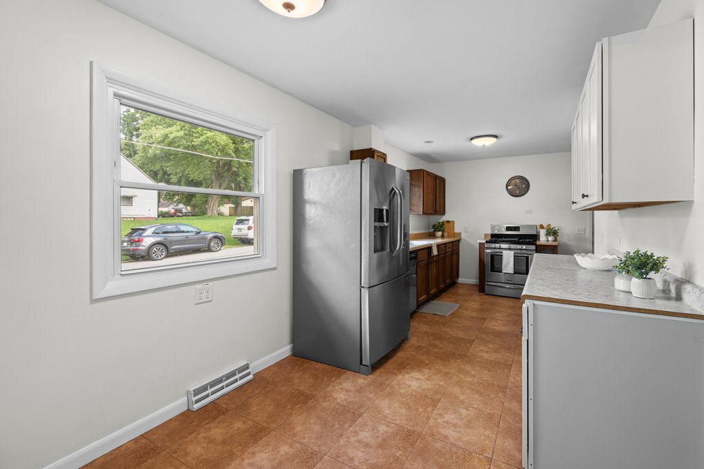 501 38th Street Moline, IL 61265 - Photo 5 of 32