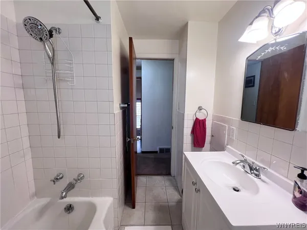 $1,900 | 480 West Hazeltine Avenue, Tonawanda, NY 14217