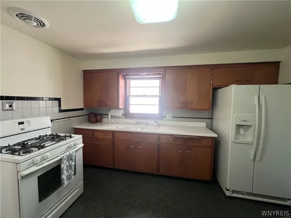 $1,900 | 480 West Hazeltine Avenue, Tonawanda, NY 14217