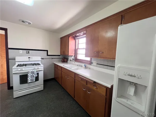 $1,900 | 480 West Hazeltine Avenue, Tonawanda, NY 14217