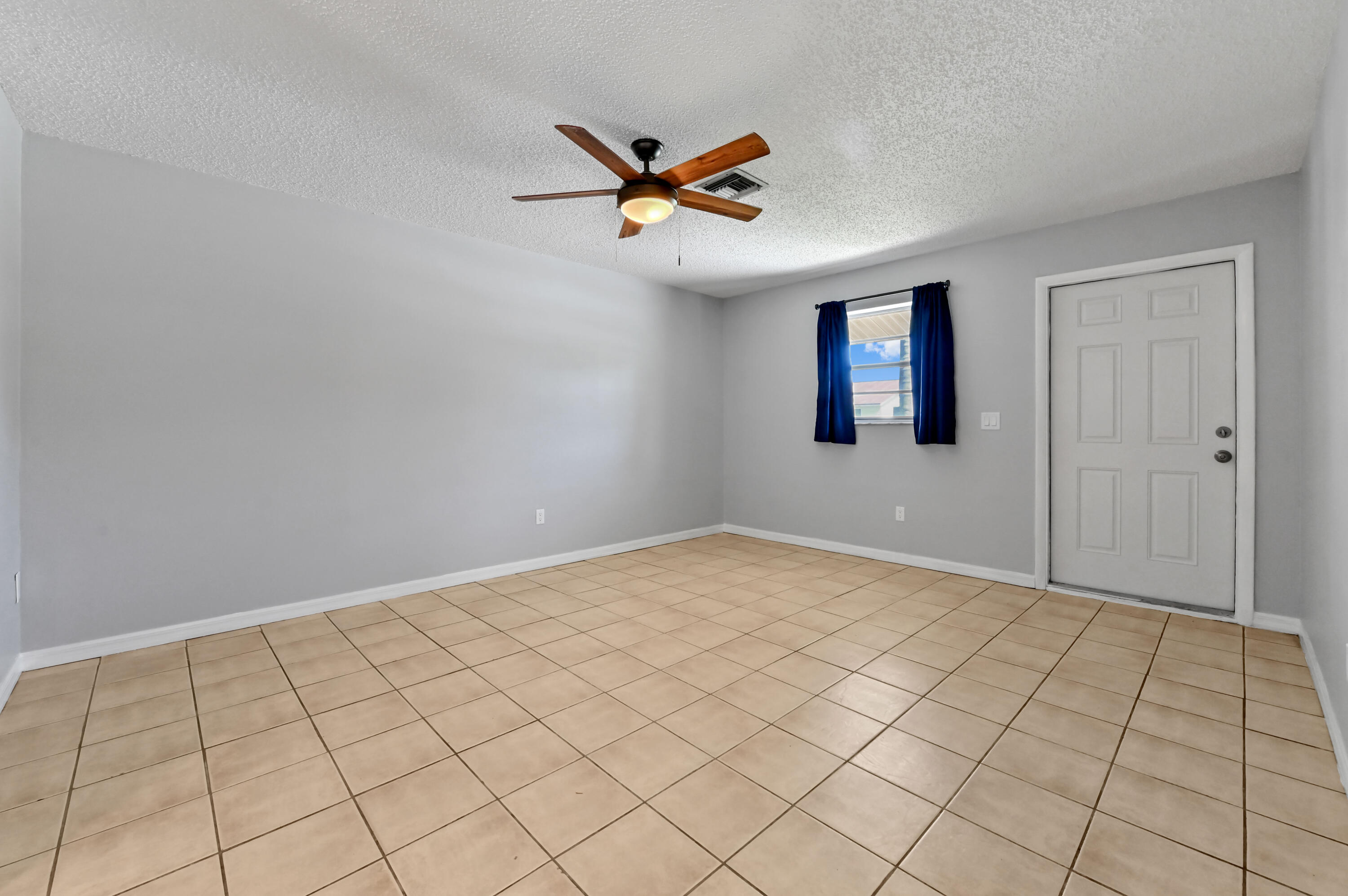4550 Southeast Salvatori Road Stuart, FL 34997 - Photo 6 of 22 03 Living room 02
