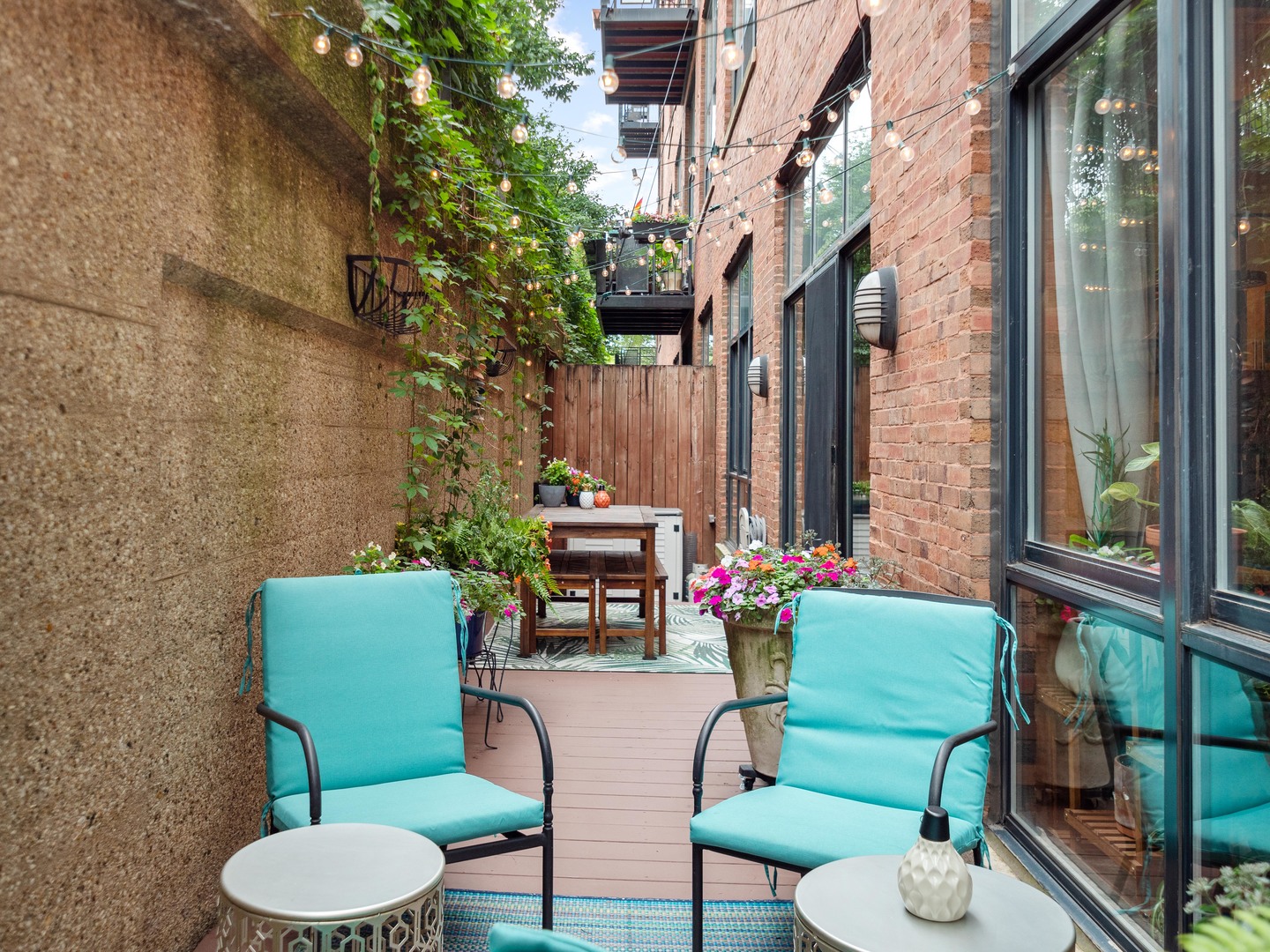 1750 North Wolcott Avenue, Unit 104 Chicago, IL 60622 - Photo 17 of 32 a building outdoor space with patio furniture