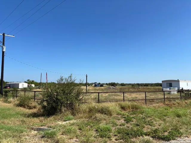 $290,500 | 1205 Highway 173, Devine, TX 78016