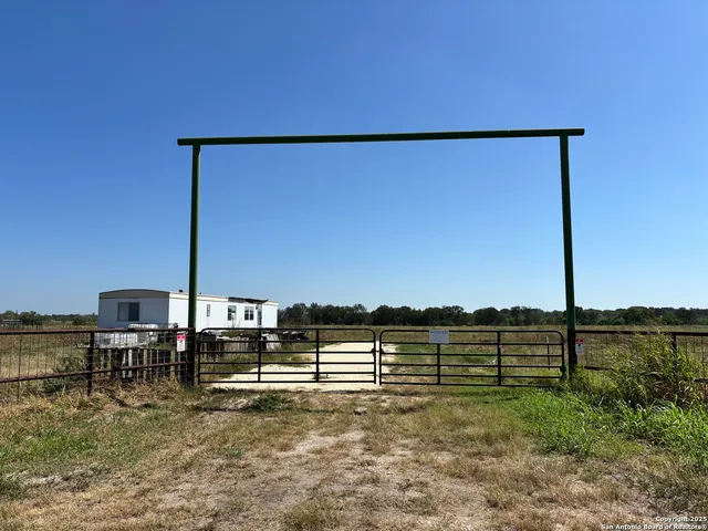 $290,500 | 1205 Highway 173, Devine, TX 78016