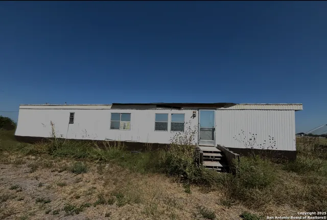 $290,500 | 1205 Highway 173, Devine, TX 78016
