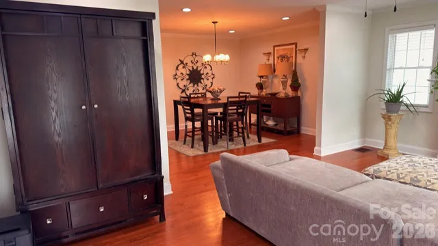 a view of a yard with a house