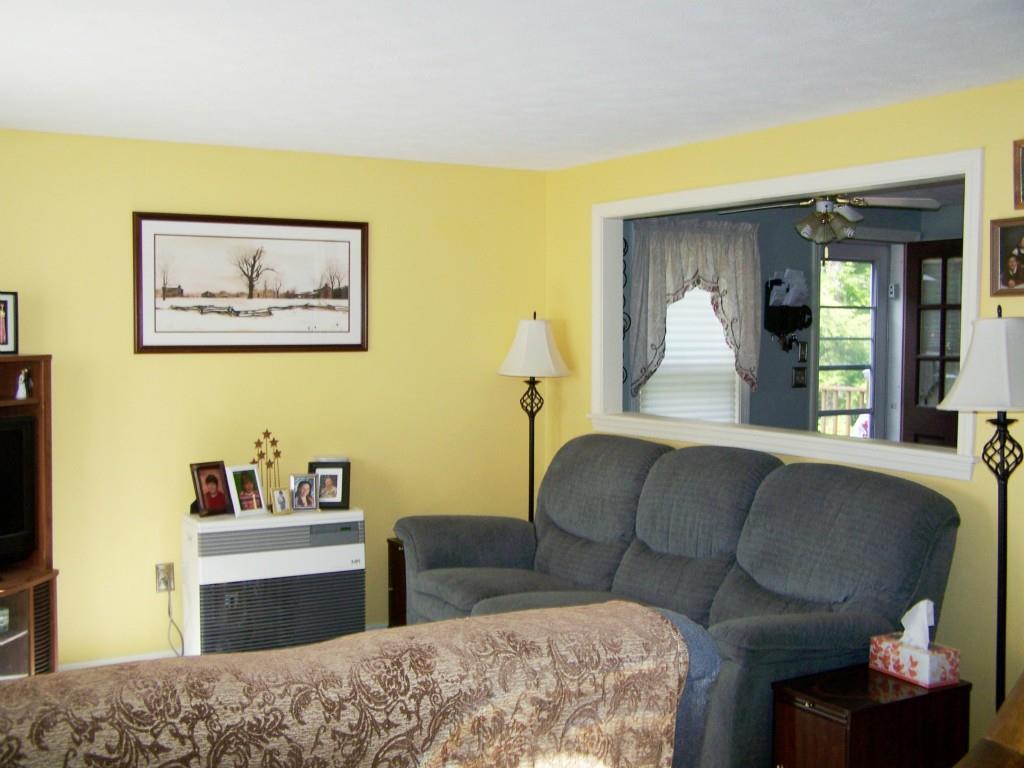 5 Oak Ridge Road Sanford, ME 04073 - Photo 3 of 22 living room
