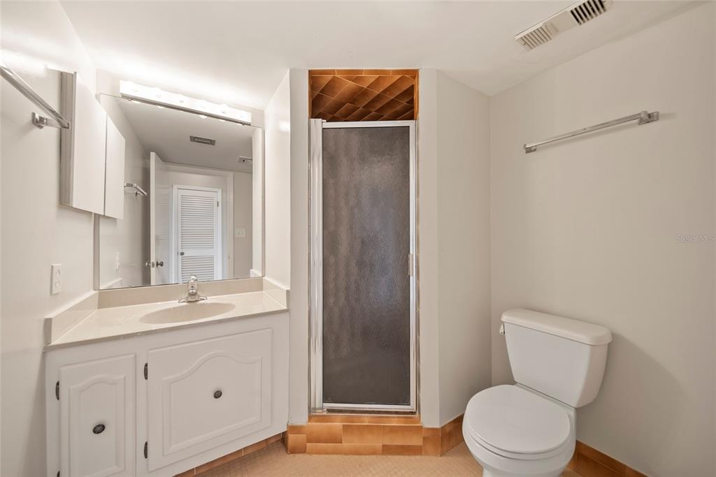 2611 Bayshore Boulevard, Unit 504 Tampa, FL 33629 - Photo 22 of 39 a bathroom with a granite countertop toilet sink and mirror