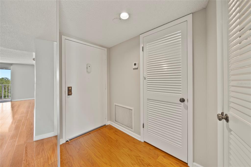 2611 Bayshore Boulevard, Unit 504 Tampa, FL 33629 - Photo 28 of 39 a view of a livingroom with wooden floor