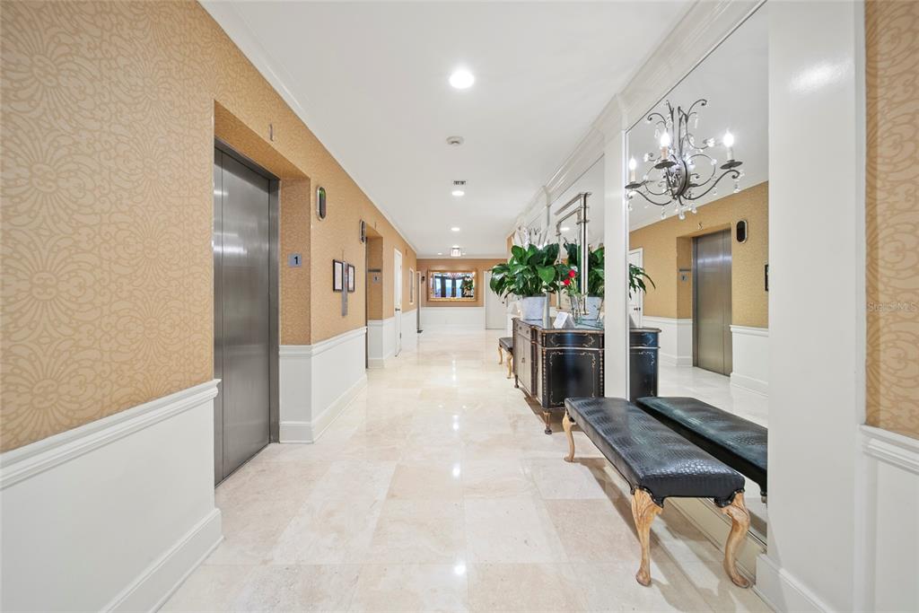2611 Bayshore Boulevard, Unit 504 Tampa, FL 33629 - Photo 4 of 39 a hallway with mirror and furniture