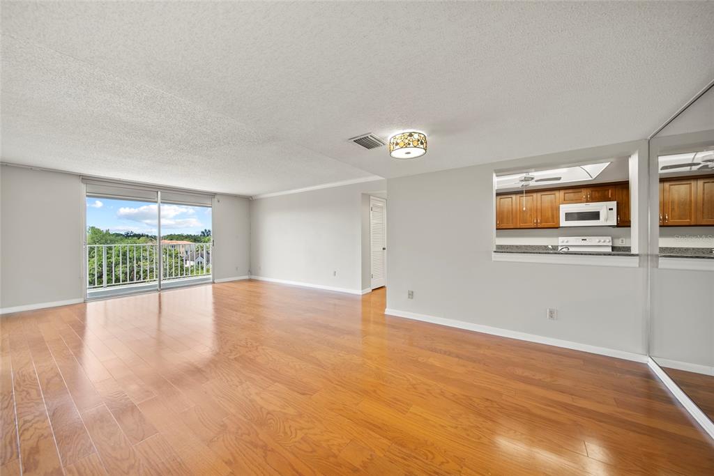 2611 Bayshore Boulevard, Unit 504 Tampa, FL 33629 - Photo 9 of 39 a view of an empty room with a window